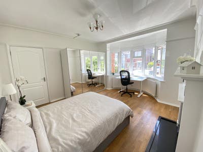 Large double room, recently refurbed, nice house Main Photo