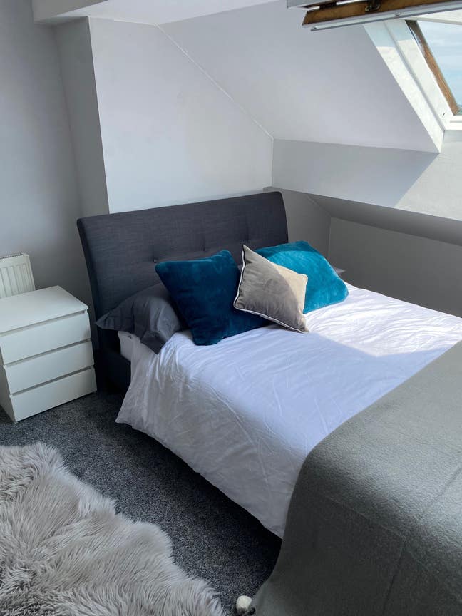 Available Now - Furnished/Female house share Main Photo