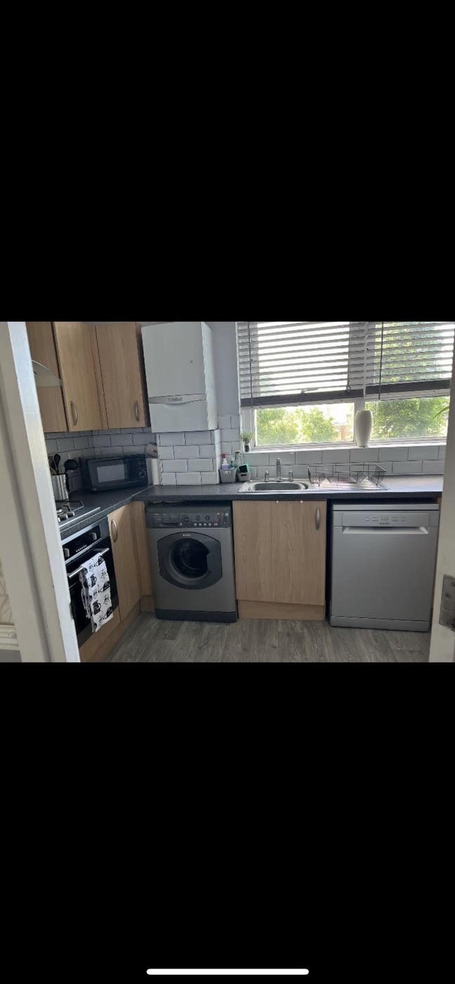 3 bedroom furnished flat  2 rms  left Southfields Main Photo