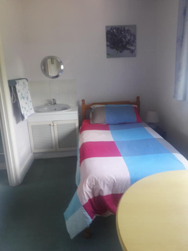 Friendly clean & tidy female only ensuite room Main Photo