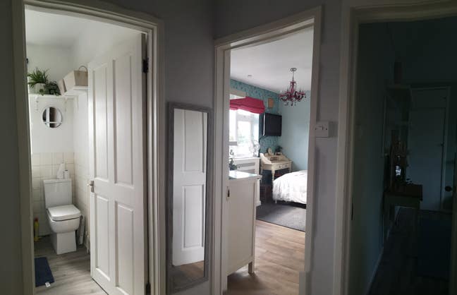 Bright double room in 3bed house Main Photo