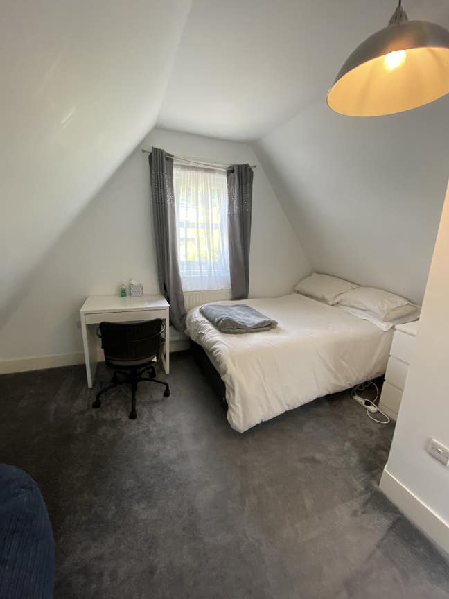 En-Suite Double Room in Westbourne Short-Term Main Photo
