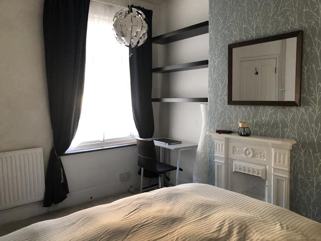 Light, airy room close to city centre (Mon-Fri) Main Photo