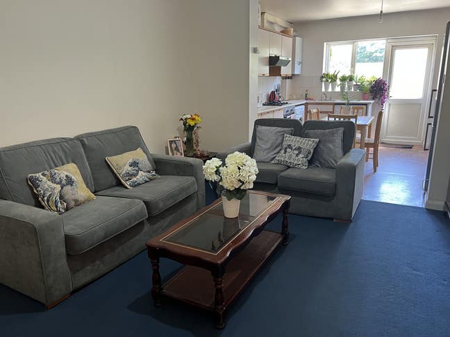 Room in a 3 bed flat - garden - bills included Main Photo