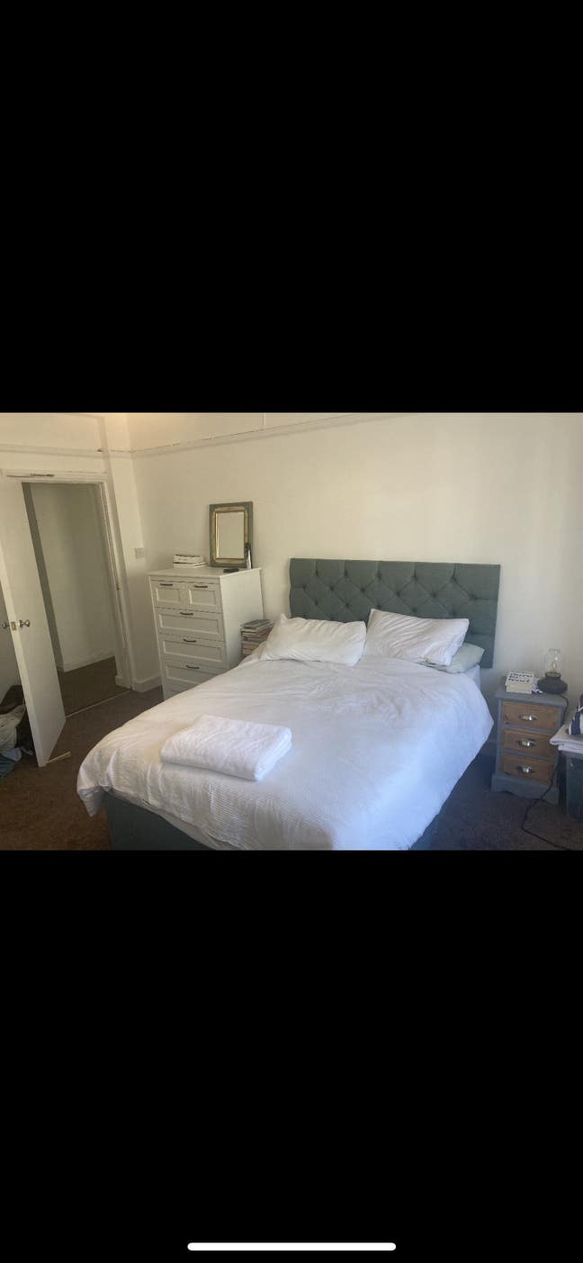 Large dbl bedroom in Victorian flat  Main Photo