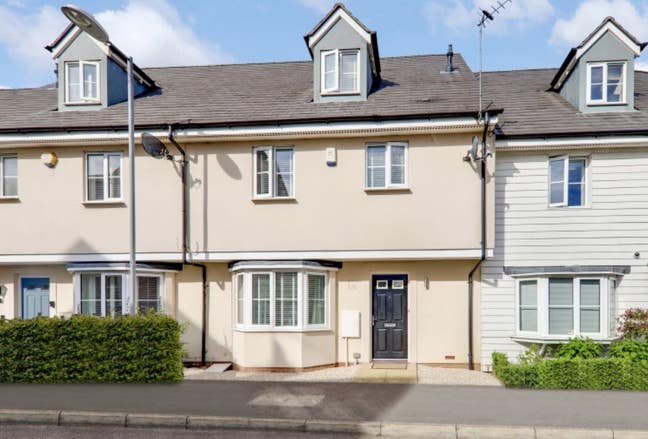 Large double room in modern house in Loughton Main Photo