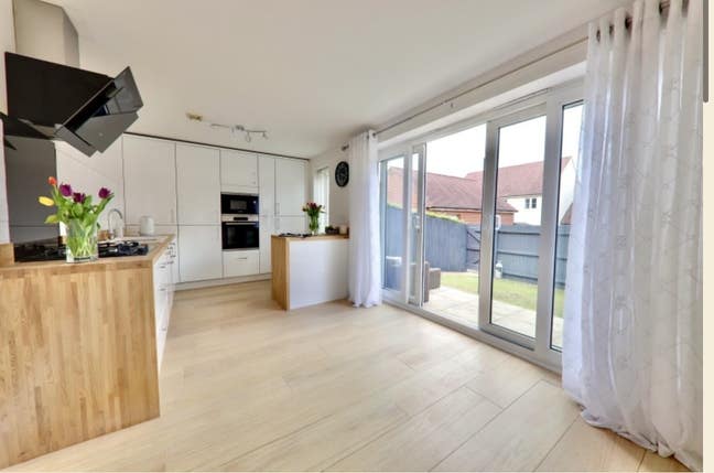 Large double room in modern house in Loughton Main Photo