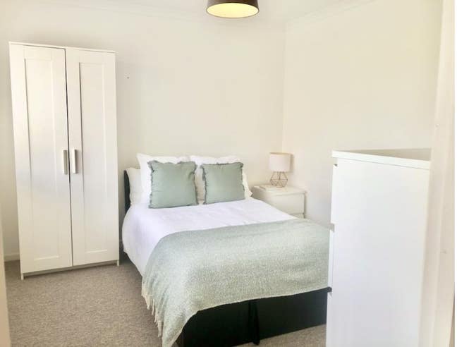 Large Double Ensuite Room In House Share!🏡 Main Photo