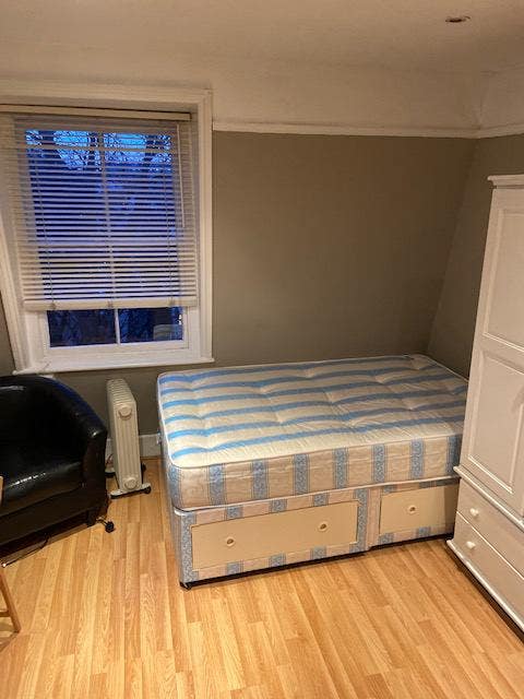 Single bedsit available in West Kensington Main Photo