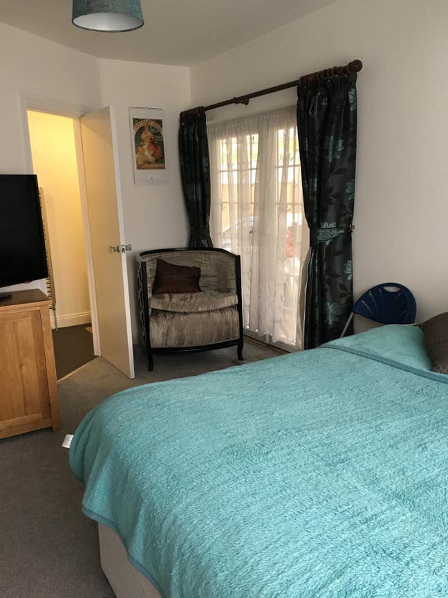 Double bedroom with ensuite and separate entrance  Main Photo