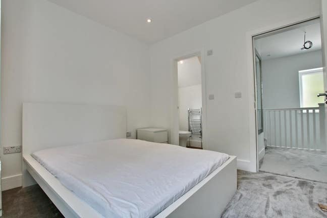Beautiful room in recently refurbished house Main Photo