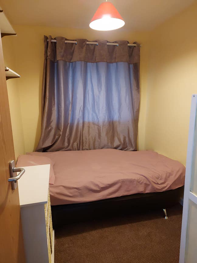 Preferably  Female  -Single  room  (available  now)
 Main Photo