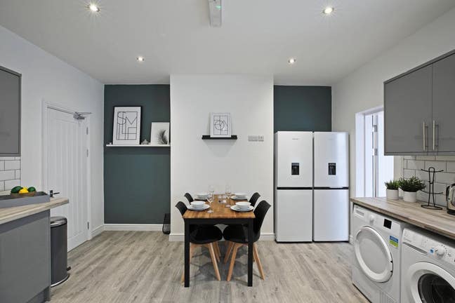 Sleek, Spacious & Stylish En-suite Rooms Main Photo