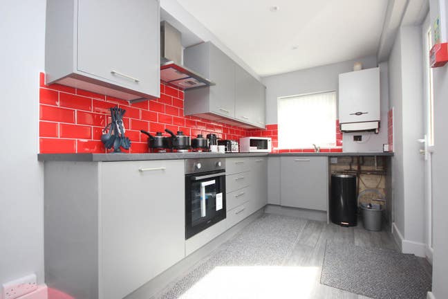 🏡 Double En-Suite Room Available – Bills Included Main Photo