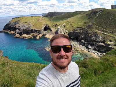 Looking to rent a room Main Photo