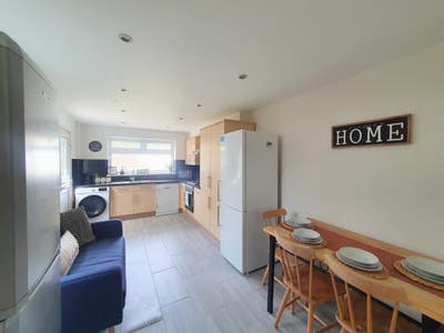 Double Room in Lovely House Share! Main Photo