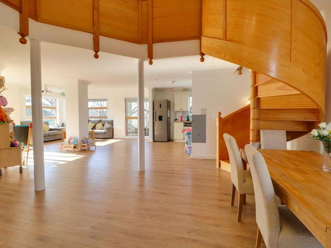 City Centre, spacious park view apartment Main Photo
