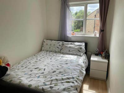 Double bed  room to rent  Main Photo