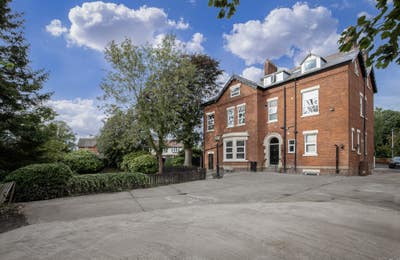 🌳  Gorgeous Double Ensuites, PR2, Parking Main Photo