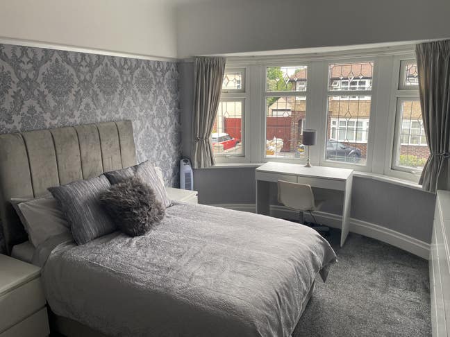 Large double bedroom with own bathroom  Main Photo