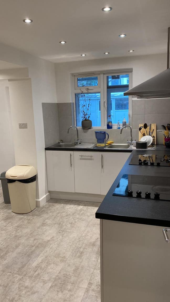 A large double room with ensuite in Acton (W3) Main Photo