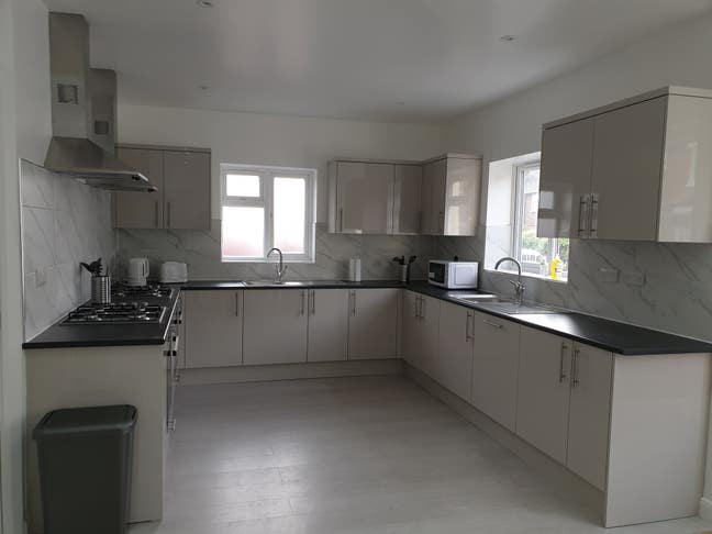 *Large double ensuite-Close to station Main Photo