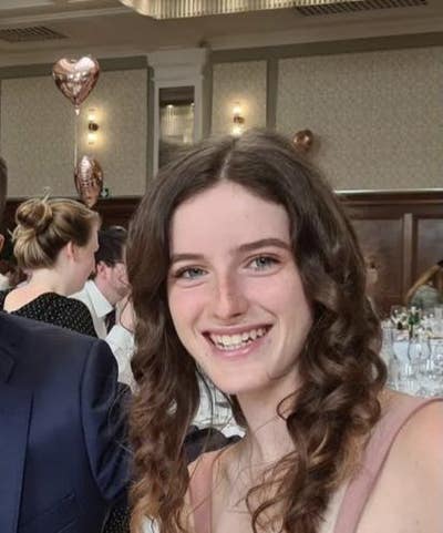 Professional female seeks double room Main Photo