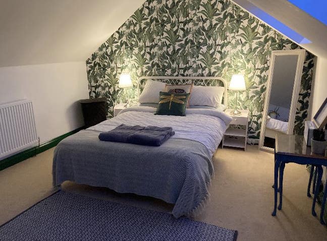 Large double loft room. Private, Bright & Spacious Main Photo