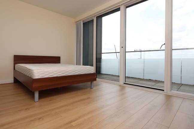 Amos Je Suis La Pour Vous Aider Main Photo