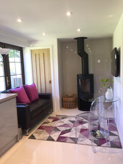 Deluxe self contained garden room flat Main Photo