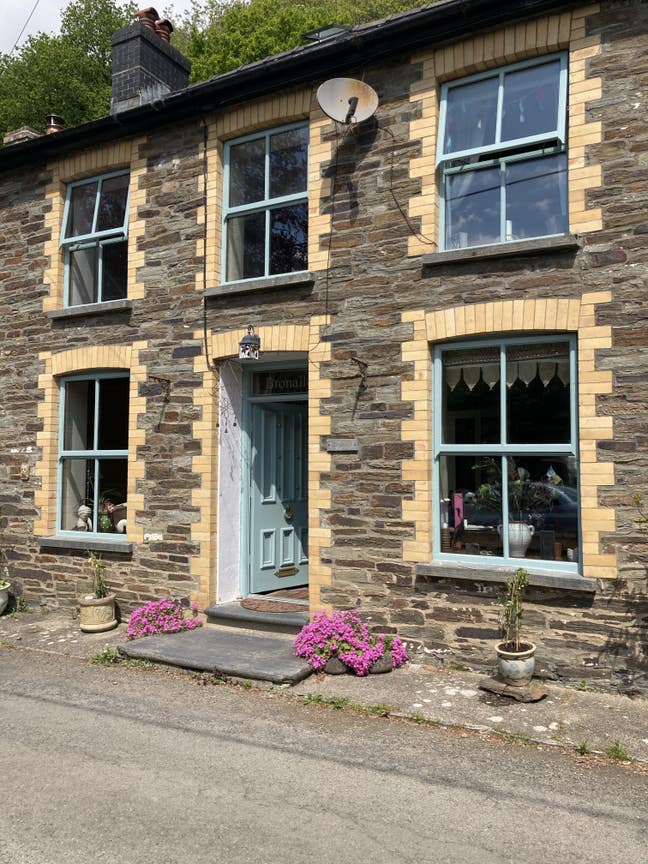 Pretty cottage in village with own water garden .  Main Photo