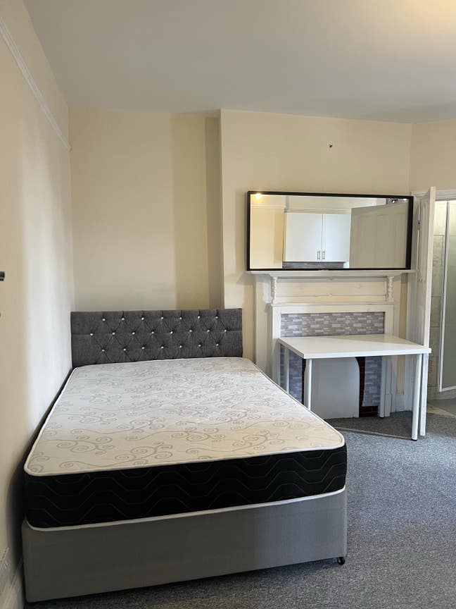 Ensuite Room with Kitchen Main Photo