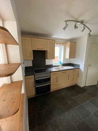 Bright double rooms available close to JR Hospital Main Photo