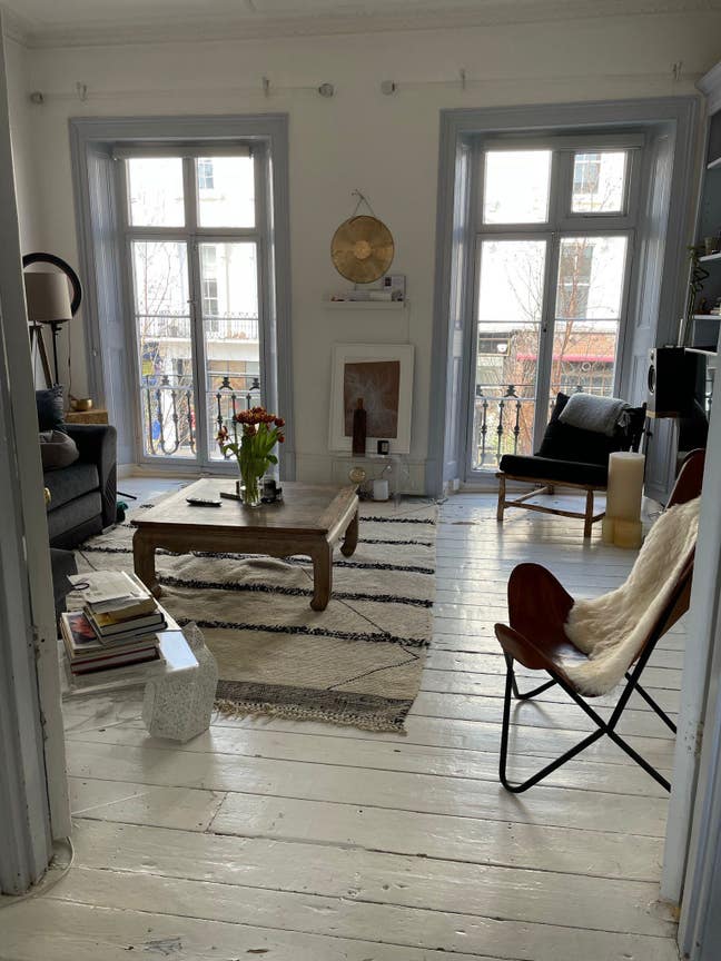 Beautiful  room in  bright flat  Main Photo