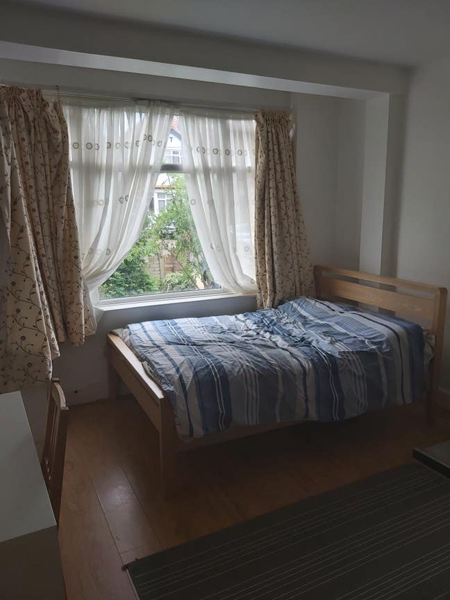 Large bright double room Main Photo
