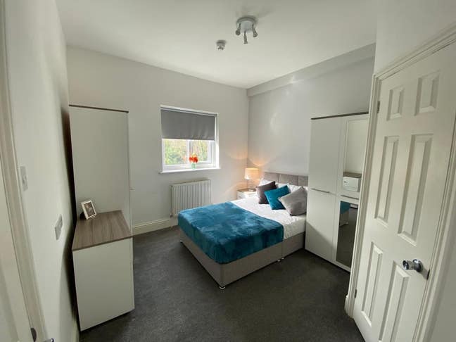 Large Double En-Suite Located in Sandy Hill Road! Main Photo