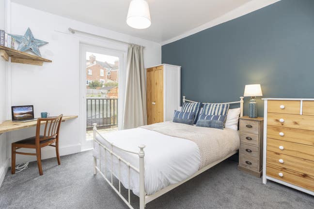 Gorgeous Room in Professional House Share  Main Photo