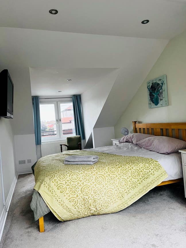 Large Kingsize Room with Private Bathroom Main Photo