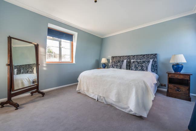 Large double bedroom - Available 7 Feb Main Photo