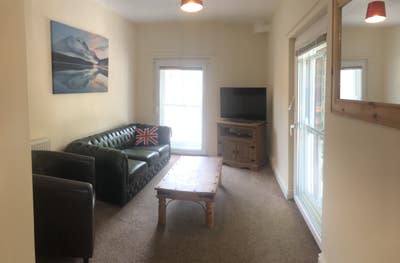 1 large double room available in 3 bedroom house Main Photo