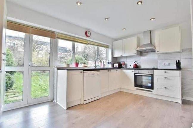 A refurbished single room in a lovely house Main Photo