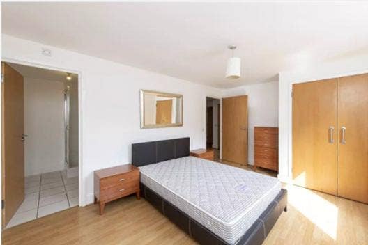 Bright and spacious double en-suite room Main Photo