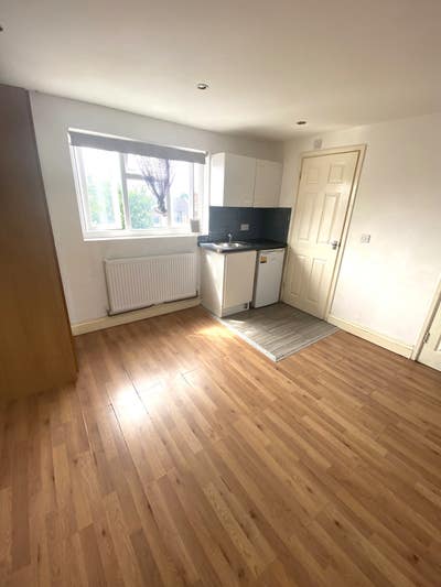 Loft Bedsit Studio &pound;1000 Pcm Main Photo