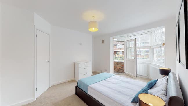 3 Double Bedroom Flat in Shepherds Bush Main Photo