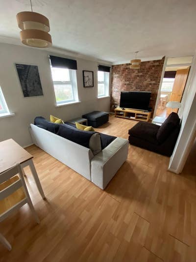 Double Room in lovely apartment on Schooner way  Main Photo