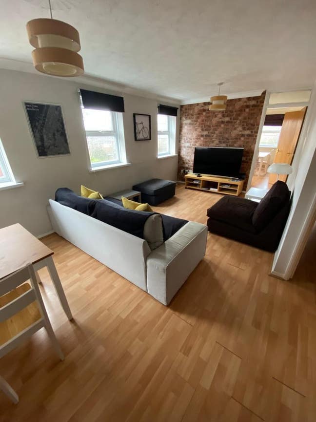 Double Room in lovely apartment on Schooner way  Main Photo