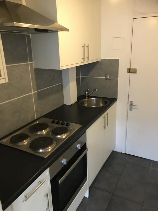 Bracknell Double Bedroom with own kitchen & Garden Main Photo