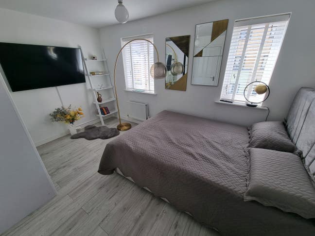 Modern double bedroom in a beautiful house      Main Photo