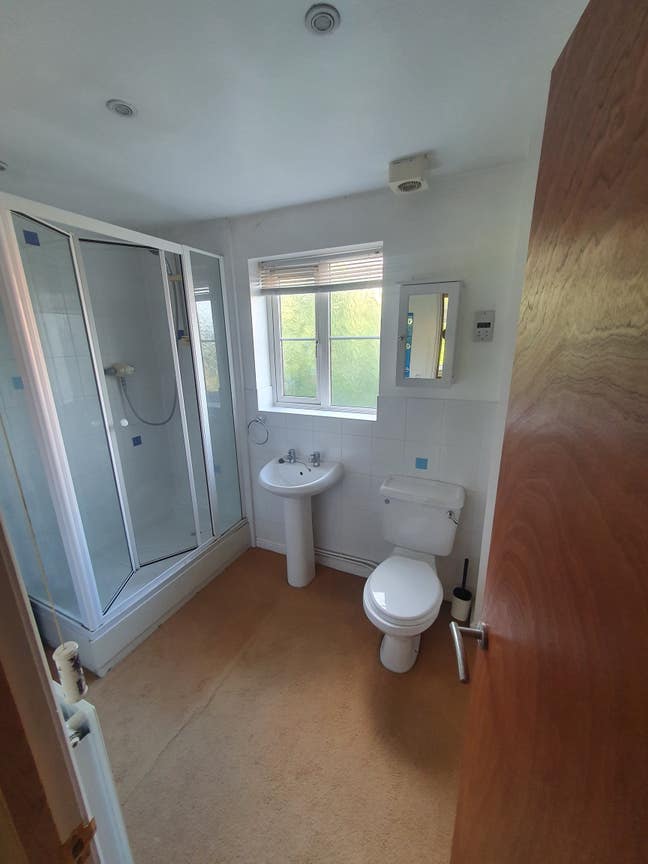 Double bedroom, ensuite and kitchen - Hamble Main Photo
