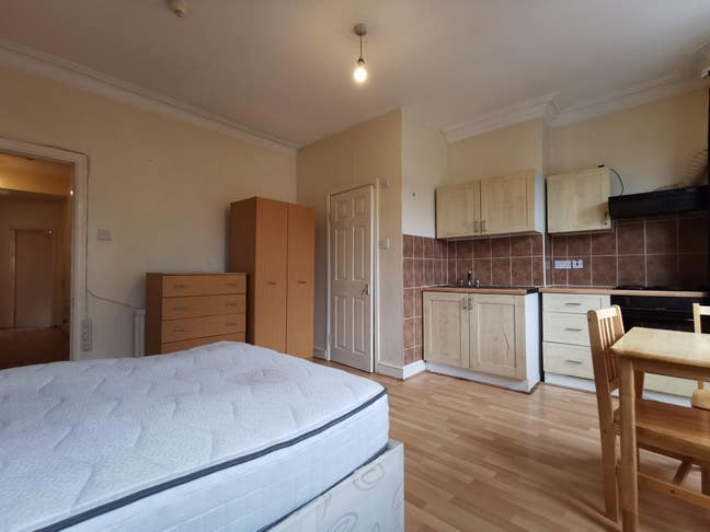 Large 2 Bed Flat Kings Rd Willesden NW10 2BN Main Photo
